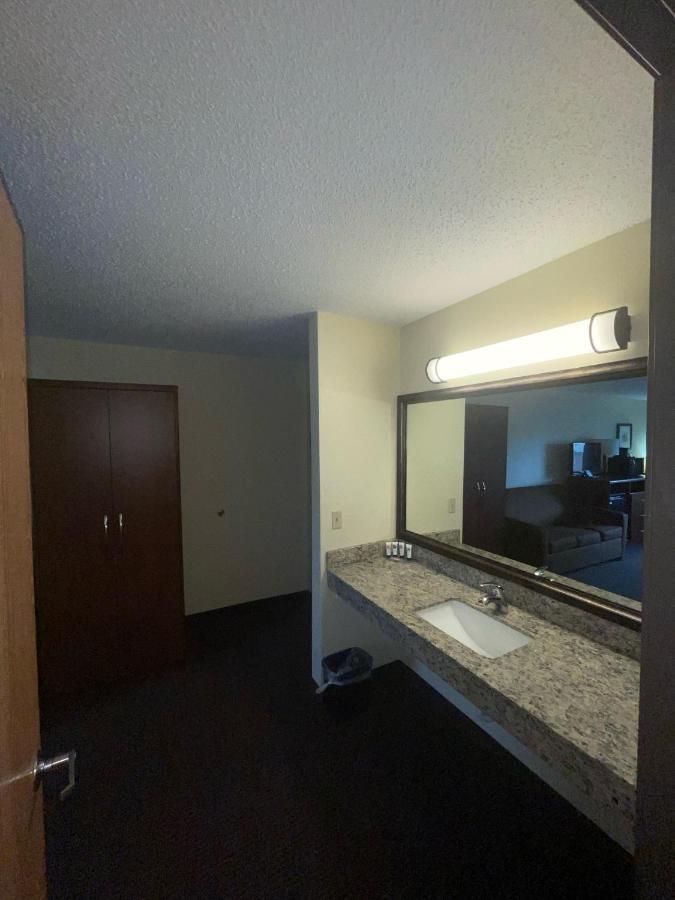 Cobblestone Hotel & Suites - Wisconsin Rapids Buitenkant foto