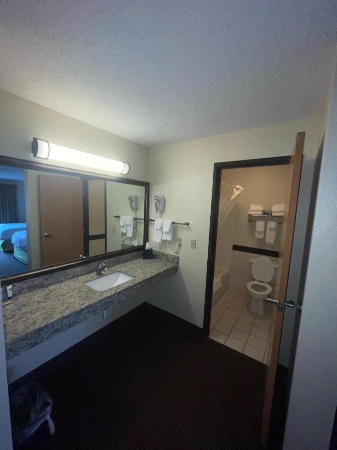 Cobblestone Hotel & Suites - Wisconsin Rapids Buitenkant foto