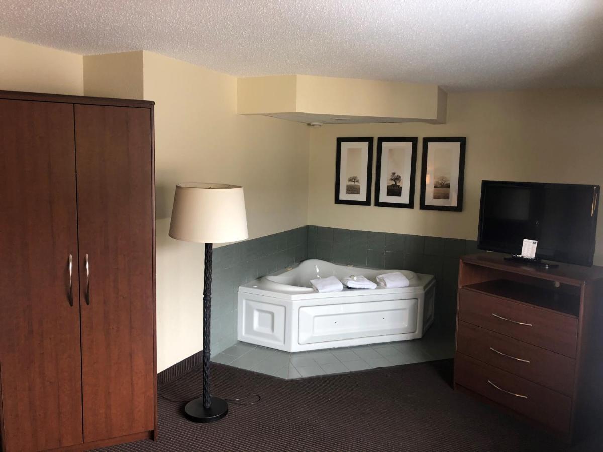 Cobblestone Hotel & Suites - Wisconsin Rapids Buitenkant foto